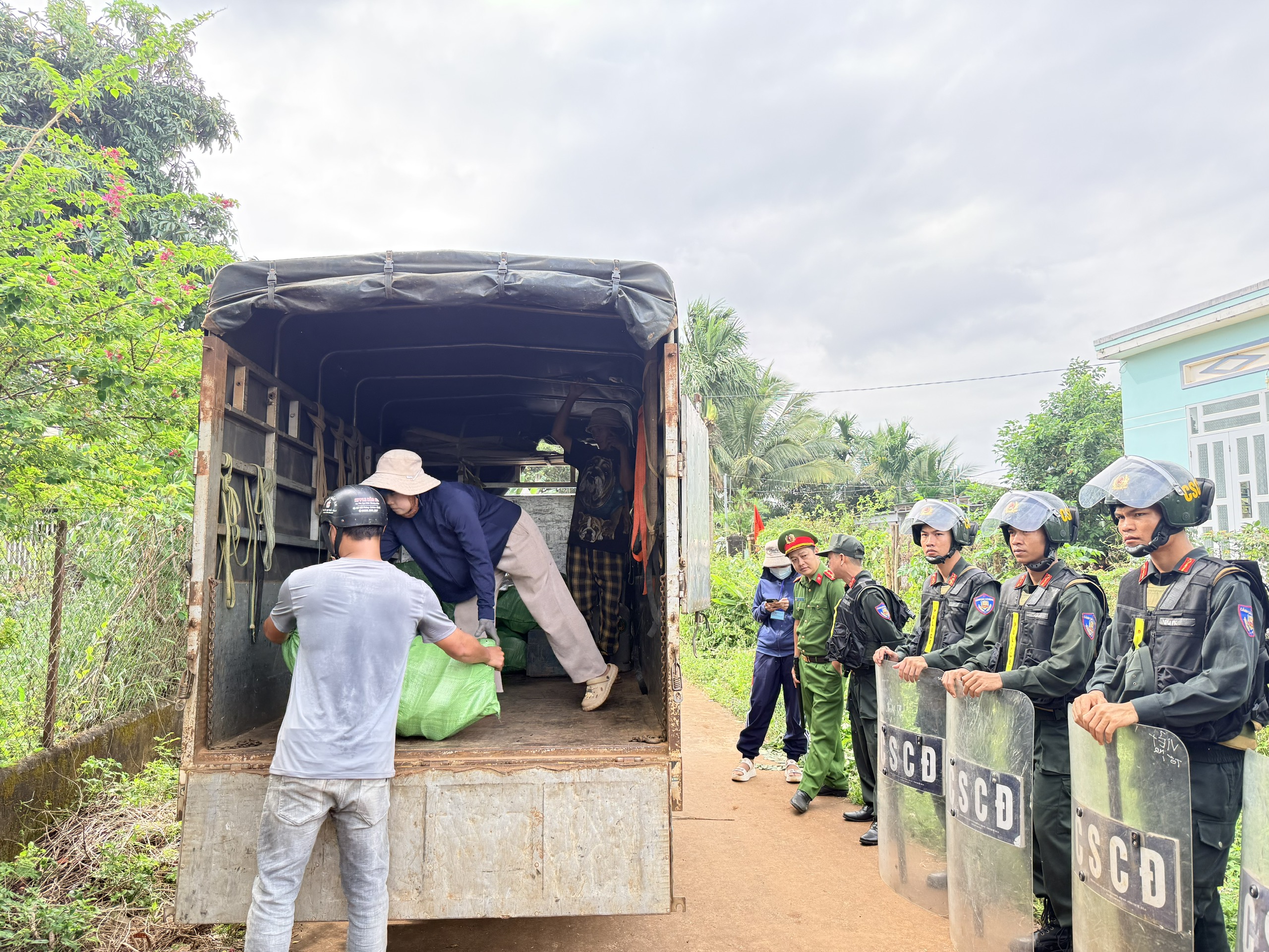 vận chuyển đồ, đạc của ông Hoàng Anh Tuấn ra khỏi thửa đất buộc cưỡng chế